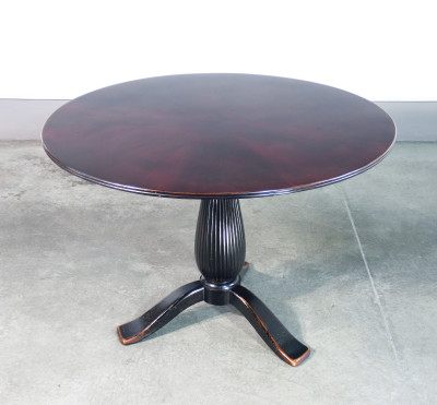 Tavolo con piano tondo, design Paolo BUFFA, gamba centrale terminante a treppiede. Italia, Anni 40