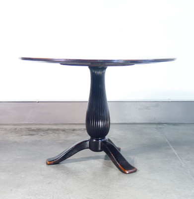 Tavolo con piano tondo, design Paolo BUFFA, gamba centrale terminante a treppiede. Italia, Anni 40