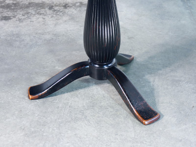 Tavolo con piano tondo, design Paolo BUFFA, gamba centrale terminante a treppiede. Italia, Anni 40