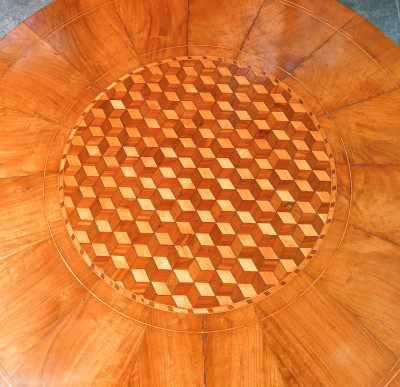 Tavolino tondo di Rolo in legno lastronato e intasiato, gamba centrale terminante a treppiede. Italia, Ottocento