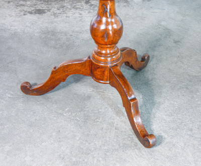 Tavolino tondo di Rolo in legno lastronato e intasiato, gamba centrale terminante a treppiede. Italia, Ottocento