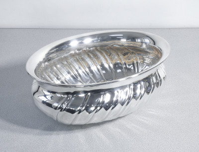 Vaso centrotavola in metallo placcato argento, silver plated. OLRI, Rino Greggio Argenterie. XX sec.