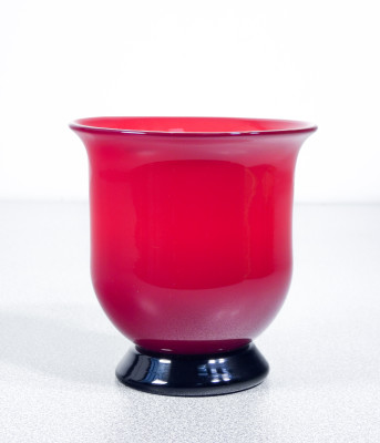 Vaso, coppa in vetro soffiato opalino VENINI, versione rossa. Italia, 2005