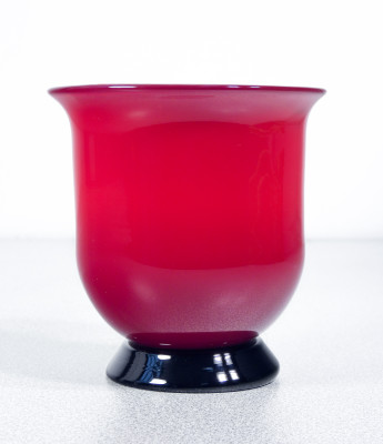 Vaso, coppa in vetro soffiato opalino VENINI, versione rossa. Italia, 2005