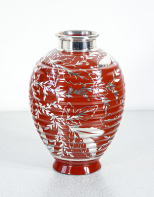 Vaso in ceramica e lamina d'argento, design Giò PONTI per Richard Ginori. Italia, Anni 30