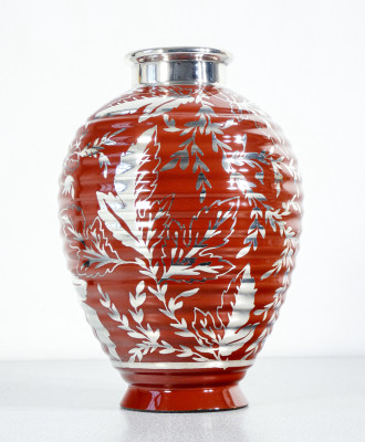Vaso in ceramica e lamina d'argento, design Giò PONTI per Richard Ginori. Italia, Anni 30