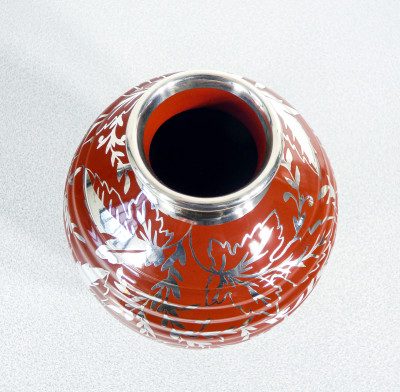 Vaso in ceramica e lamina d'argento, design Giò PONTI per Richard Ginori. Italia, Anni 30