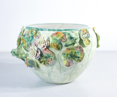 Vaso a cache-pot in ceramica dipinta, con sculture di rane e ninfee. RITA DAL PRÀ Ceramiche. Nove (VI), Anni 80