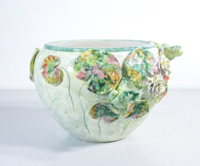 Vaso a cache-pot in ceramica dipinta, con sculture di rane e ninfee. RITA DAL PRÀ Ceramiche. Nove (VI), Anni 80