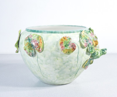 Vaso a cache-pot in ceramica dipinta, con sculture di rane e ninfee. RITA DAL PRÀ Ceramiche. Nove (VI), Anni 80