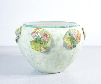 Vaso a cache-pot in ceramica dipinta, con sculture di rane e ninfee. RITA DAL PRÀ Ceramiche. Nove (VI), Anni 80