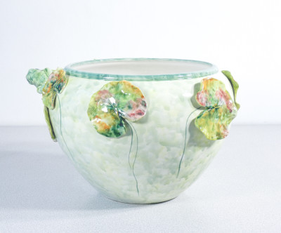 Vaso a cache-pot in ceramica dipinta, con sculture di rane e ninfee. RITA DAL PRÀ Ceramiche. Nove (VI), Anni 80