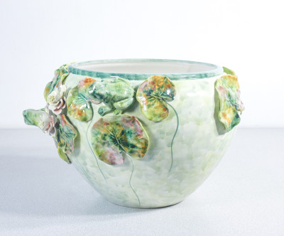 Vaso a cache-pot in ceramica dipinta, con sculture di rane e ninfee. RITA DAL PRÀ Ceramiche. Nove (VI), Anni 80