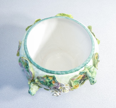 Vaso a cache-pot in ceramica dipinta, con sculture di rane e ninfee. RITA DAL PRÀ Ceramiche. Nove (VI), Anni 80