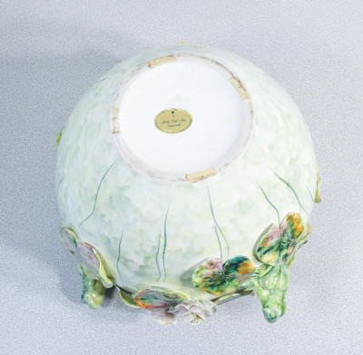 Vaso a cache-pot in ceramica dipinta, con sculture di rane e ninfee. RITA DAL PRÀ Ceramiche. Nove (VI), Anni 80