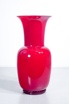 Vaso in vetro soffiato Venini Opalino, design di Paolo Venini, versione rossa. Italia, 2003