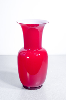 Vaso in vetro soffiato Venini Opalino, design di Paolo Venini, versione rossa. Italia, 2003