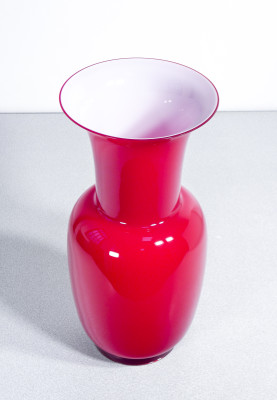 Vaso in vetro soffiato Venini Opalino, design di Paolo Venini, versione rossa. Italia, 2003