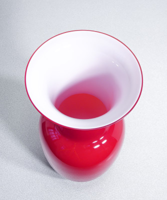 Vaso in vetro soffiato Venini Opalino, design di Paolo Venini, versione rossa. Italia, 2003