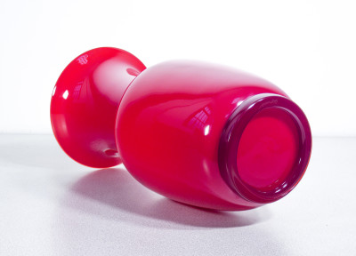 Vaso in vetro soffiato Venini Opalino, design di Paolo Venini, versione rossa. Italia, 2003
