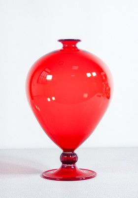 Vaso Veronese firmato VENINI, design originale di V. Zecchin. Versione rossa, numerato 72/99. Italia, 1994