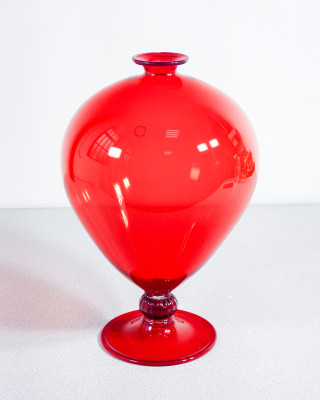 Vaso Veronese firmato VENINI, design originale di V. Zecchin. Versione rossa, numerato 72/99. Italia, 1994