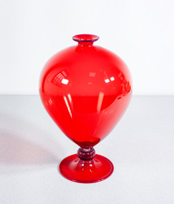 Vaso Veronese firmato VENINI, design originale di V. Zecchin. Versione rossa, numerato 72/99. Italia, 1994