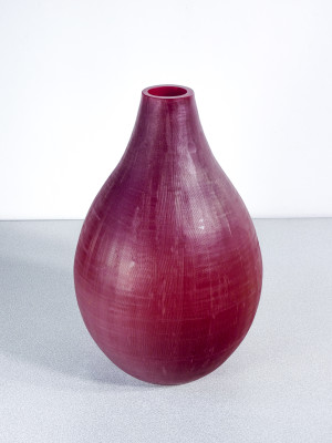 Grande vaso in vetro soffiato di Murano decorato con fitto reticolato inciso. Italia, Anni 90