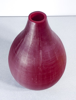 Grande vaso in vetro soffiato di Murano decorato con fitto reticolato inciso. Italia, Anni 90
